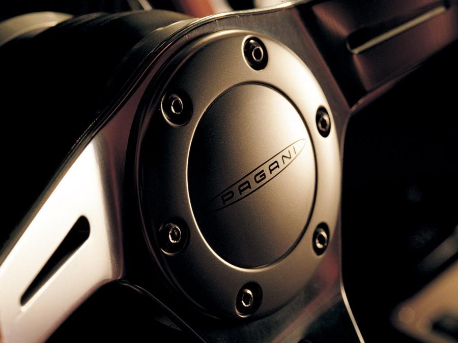 Детали интерьера Pagani Zonda Roadster F 2006 года  (фото 29 из 51)